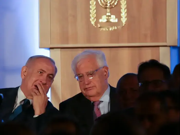 בנימין נתניהו ודיויד פרידמן במהלך הטקס לציון 50 שנה לשחרורה ואיחודה של ירושלים 21 במאי 2017 (תצפית TPS , הלל מאיר) בנימין נתניהו ודיויד פרידמן במהלך הטקס לציון 50 שנה לשחרורה ואיחודה של ירושלים 21 במאי 2017 (תצפית TPS , הלל מאיר)