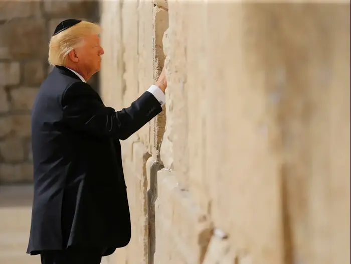 טראמפ בכותל במהלך ביקורו בשיראל (צילום מסך) טראמפ בכותל במהלך ביקורו בשיראל (צילום מסך)