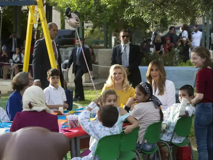 מלניה טראמפ ושרה נתניהו בביקור בבית החולים הדסה 22 במאי 2017 (AP)