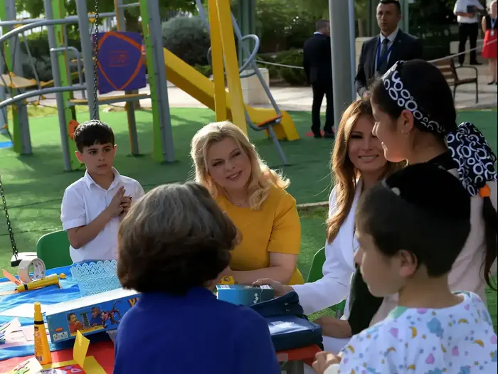 רעיית ראש הממשלה הגב' שרה נתניהו ורעיית נשיא ארה"ב הגב' מלאניה טראמפ מבקרות בבגן הילדים בית החולים הדסה עין כרם 22 במאי 2017 (לשכת העיתונות הממשלתית , אבי אוחיון/ לע"מ) רעיית ראש הממשלה הגב' שרה נתניהו ורעיית נשיא ארה"ב הגב' מלאניה טראמפ מבקרות בבגן הילדים בית החולים הדסה עין כרם 22 במאי 2017 (לשכת העיתונות הממשלתית , אבי אוחיון/ לע"מ)