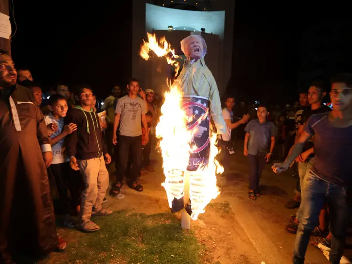 הפגנות נגד טראמפ בעזה, שורפים את תמונתו של טראמפ 22 במאי 2017 (רויטרס) הפגנות נגד טראמפ בעזה, שורפים את תמונתו של טראמפ 22 במאי 2017 (רויטרס)
