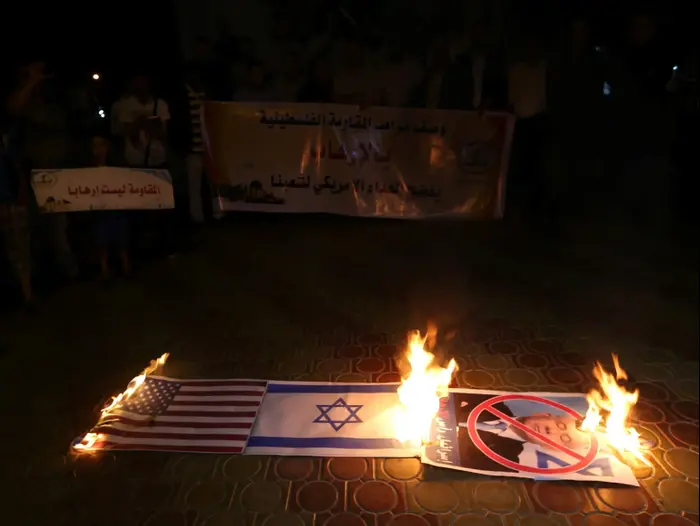 הפגנות נגד טראמפ בעזה, שורפים את תמונתו של טראמפ 22 במאי 2017 (רויטרס) הפגנות נגד טראמפ בעזה, שורפים את תמונתו של טראמפ 22 במאי 2017 (רויטרס)