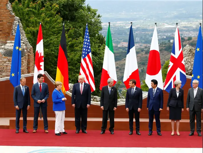 מנהיגי מדינות G7 בוועידת פסגה בטאורמינה, סיציליה, איטליה, 26 במאי 2017 (רויטרס) מנהיגי מדינות G7 בוועידת פסגה בטאורמינה, סיציליה, איטליה, 26 במאי 2017 (רויטרס)