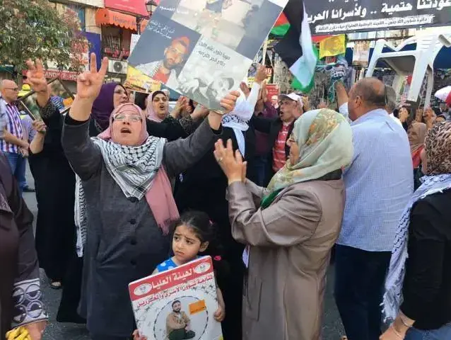 חגיגות ברמאללה לאחר סיום שביתת האסירים, 27 במאי 2017 (צילום מסך , טוויטר) חגיגות ברמאללה לאחר סיום שביתת האסירים, 27 במאי 2017 (צילום מסך , טוויטר)