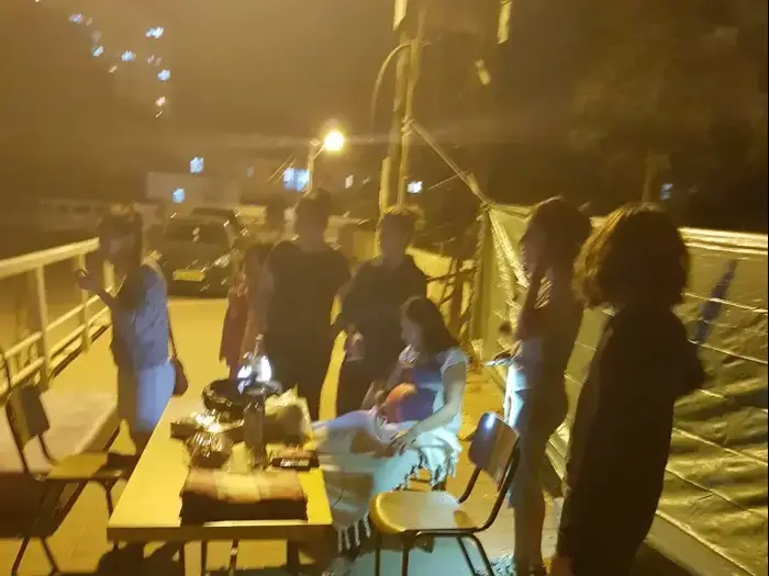 לאחר שנדחתה בקשתם לדיור הציבורי, משפחת אביכזר פונתה אתמול מדירתם לרחוב מאי 2017 (מערכת וואלה! NEWS) לאחר שנדחתה בקשתם לדיור הציבורי, משפחת אביכזר פונתה אתמול מדירתם לרחוב מאי 2017 (מערכת וואלה! NEWS)