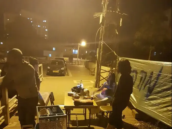 לאחר שנדחתה בקשתם לדיור הציבורי, משפחת אביכזר פונתה אתמול מדירתם לרחוב מאי 2017 (מערכת וואלה! NEWS) לאחר שנדחתה בקשתם לדיור הציבורי, משפחת אביכזר פונתה אתמול מדירתם לרחוב מאי 2017 (מערכת וואלה! NEWS)