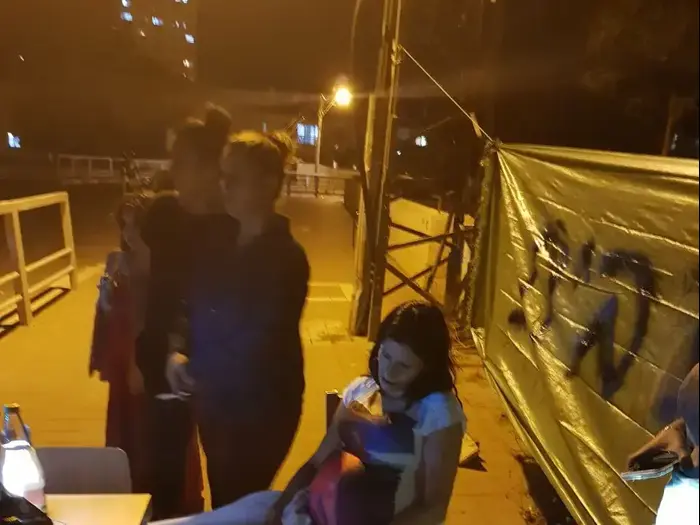 לאחר שנדחתה בקשתם לדיור הציבורי, משפחת אביכזר פונתה אתמול מדירתם לרחוב מאי 2017 (מערכת וואלה! NEWS) לאחר שנדחתה בקשתם לדיור הציבורי, משפחת אביכזר פונתה אתמול מדירתם לרחוב מאי 2017 (מערכת וואלה! NEWS)