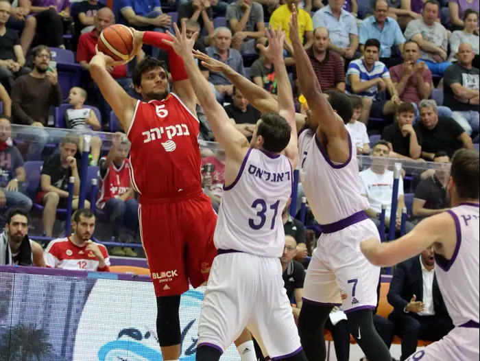 אלסנדרו ג'נטילה שחקן הפועל ירושלים (שמאל) מול עירוני נהריה (אדריאן הרבשטיין) אלסנדרו ג'נטילה שחקן הפועל ירושלים (שמאל) מול עירוני נהריה (אדריאן הרבשטיין)
