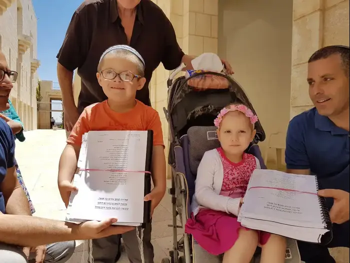 הורי הדסה מגישים בג"צ בעניין המחלקה ההמטו אונקולוגית 1 ביוני 2017 (באדיבות המצולמים) הורי הדסה מגישים בג"צ בעניין המחלקה ההמטו אונקולוגית 1 ביוני 2017 (באדיבות המצולמים)