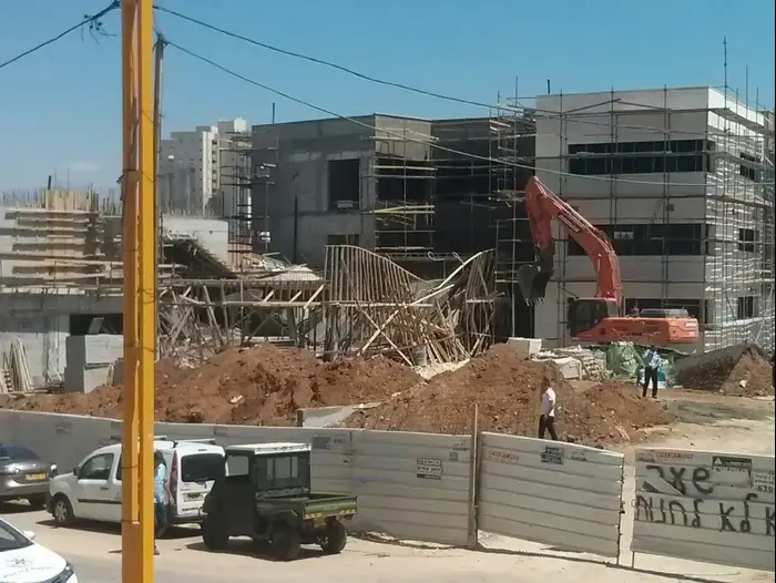 קריסת תקרה באתר בנייה ברחוב דרך הים בגני תקווה 1 ביוני 2017 (אבי כהן) קריסת תקרה באתר בנייה ברחוב דרך הים בגני תקווה 1 ביוני 2017 (אבי כהן)