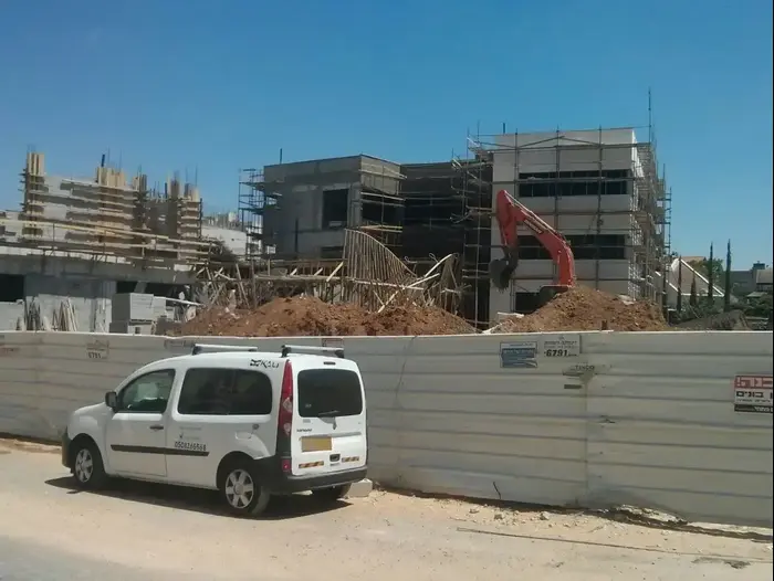 קריסת תקרה באתר בנייה ברחוב דרך הים בגני תקווה 1 ביוני 2017 (אבי כהן) קריסת תקרה באתר בנייה ברחוב דרך הים בגני תקווה 1 ביוני 2017 (אבי כהן)