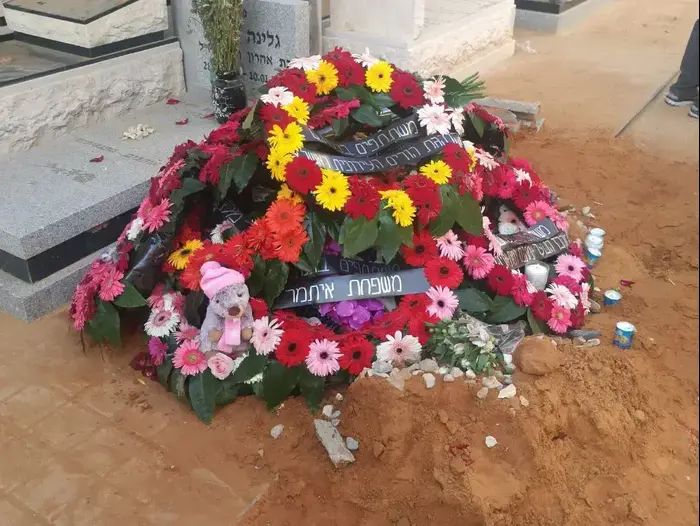 זרים זר קבר קברה הלוויה הלוויתה ליאל בבלר ראשון לציון התהפכות תאונה דרכים תאונת (אור רביד , אור רביד באמצעות סמארטפון של וואווי) זרים זר קבר קברה הלוויה הלוויתה ליאל בבלר ראשון לציון התהפכות תאונה דרכים תאונת (אור רביד , אור רביד באמצעות סמארטפון של וואווי)