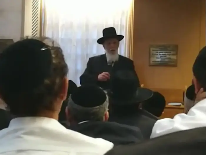 תוקף את המשטרה - מנהיגה הרוחני של ש"ס על דרעי: "אנשים מסכנים רודפים אותו" (מערכת וואלה! NEWS) תוקף את המשטרה - מנהיגה הרוחני של ש"ס על דרעי: "אנשים מסכנים רודפים אותו" (מערכת וואלה! NEWS)