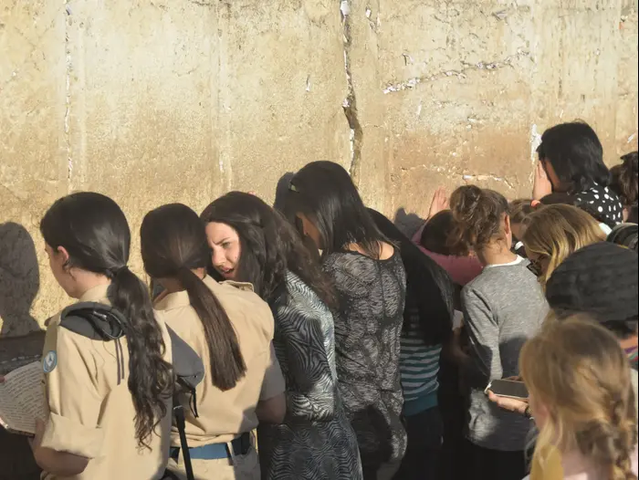 שגרירת ארה"ב באו"ם ניקי היילי בביקור בכותל המערבי, 7 ביוני 2017 (מערכת וואלה! NEWS , דוברות הקרן למורשת הכותל המערבי) שגרירת ארה"ב באו"ם ניקי היילי בביקור בכותל המערבי, 7 ביוני 2017 (מערכת וואלה! NEWS , דוברות הקרן למורשת הכותל המערבי)