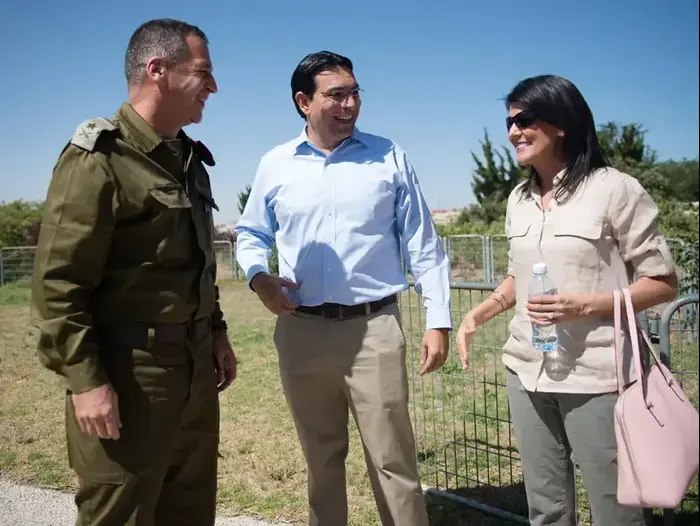 השגרירה היילי, השגריר דנון וסגן הרמטכ"ל אלוף אביב כוכבי 8 ביוני 2017 (דובר צה"ל) השגרירה היילי, השגריר דנון וסגן הרמטכ"ל אלוף אביב כוכבי 8 ביוני 2017 (דובר צה"ל)