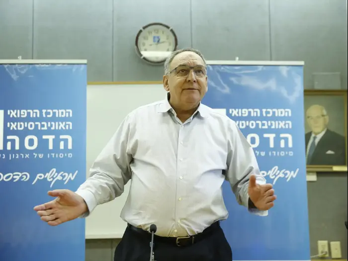 פרופ' זאב רוטשטיין במסיבת העיתונאים בהדסה 13 ביוני 2017 (מגד גוזני) פרופ' זאב רוטשטיין במסיבת העיתונאים בהדסה 13 ביוני 2017 (מגד גוזני)