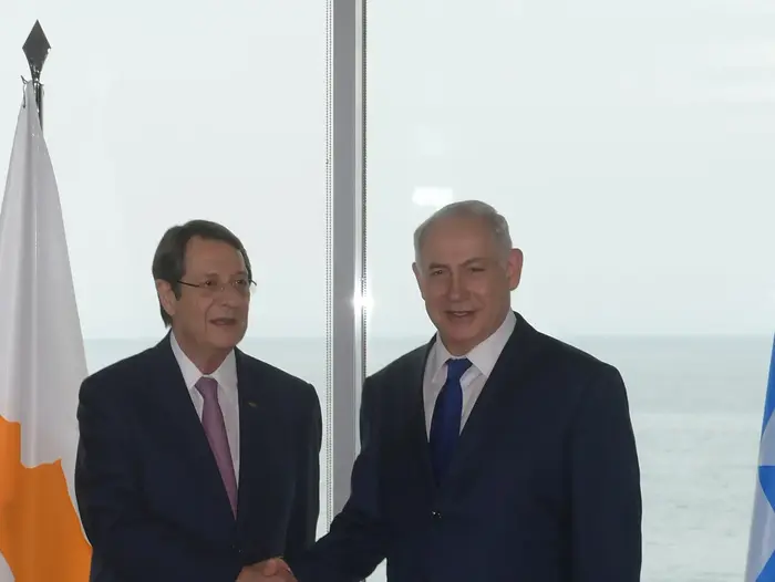 פגישה משולשת של ראש הממשלה בנימין נתניהו עם ראש ממשלת יוון אלכסיס ציפראס ונשיא קפריסין ניקוס אנאסטיאדס 15 ביוני 2017 (לשכת העיתונות הממשלתית , עמוס בן גרשום/ לע"מ)