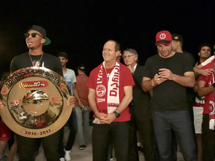 הבעלים של הפועל ירושלים אורי אלון לצד ניר ברקת, קרטיס ג'רלס (מגד גוזני) הבעלים של הפועל ירושלים אורי אלון לצד ניר ברקת, קרטיס ג'רלס (מגד גוזני)