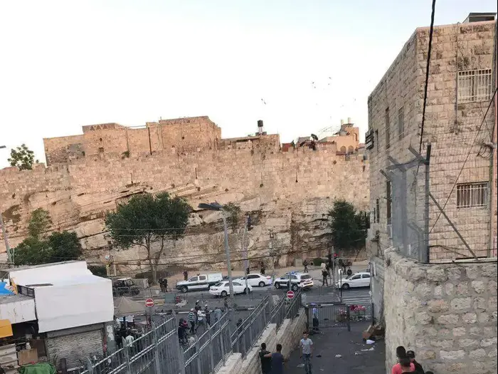 זירת פיגוע דקירה סמוך לשער שכם שבירושלים. 16 ביוני 2017 (מערכת וואלה! NEWS) זירת פיגוע דקירה סמוך לשער שכם שבירושלים. 16 ביוני 2017 (מערכת וואלה! NEWS)
