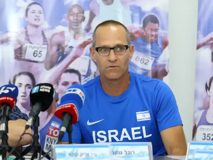 רוגל נחום קופץ משולשת לשעבר (יוסי ציפקיס) רוגל נחום קופץ משולשת לשעבר (יוסי ציפקיס)