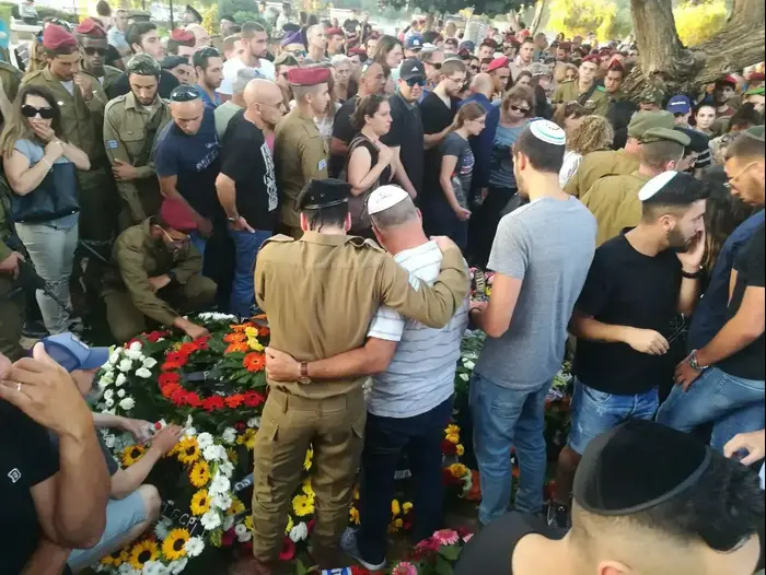 הלוויתו של יובל מנע שנהרג בהתהפכות רכב בכיסופים, בית העלמין קרית שאול 18 ביוני 2017 (מערכת וואלה! NEWS) הלוויתו של יובל מנע שנהרג בהתהפכות רכב בכיסופים, בית העלמין קרית שאול 18 ביוני 2017 (מערכת וואלה! NEWS)