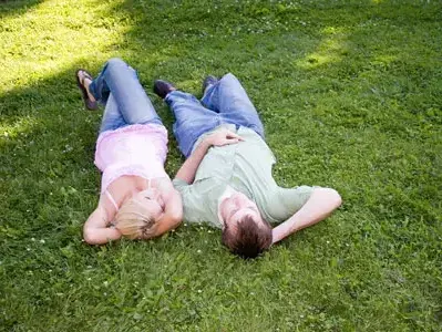 זוג שוכב על דשא (ShutterStock) זוג שוכב על דשא (ShutterStock)