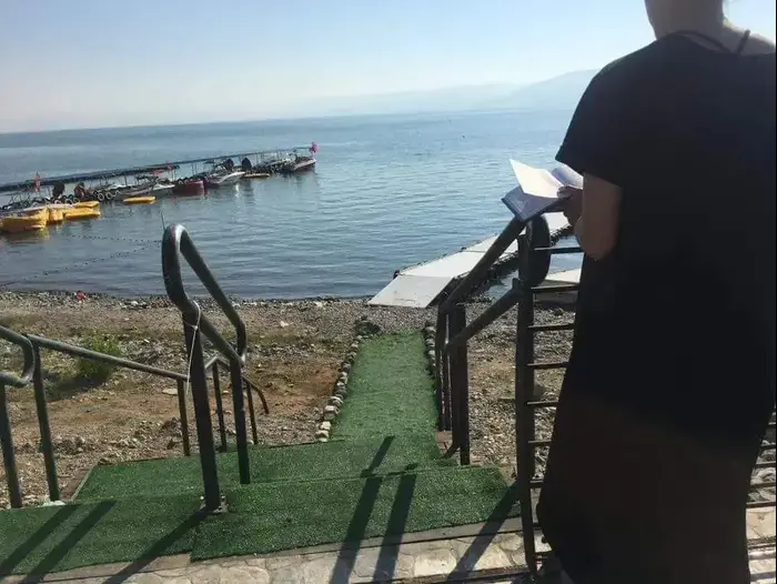 אישה מתפללת למציאת הנעדר נתן חג'אני, בכנרת 19 ביוני 2017 (מערכת וואלה! NEWS)