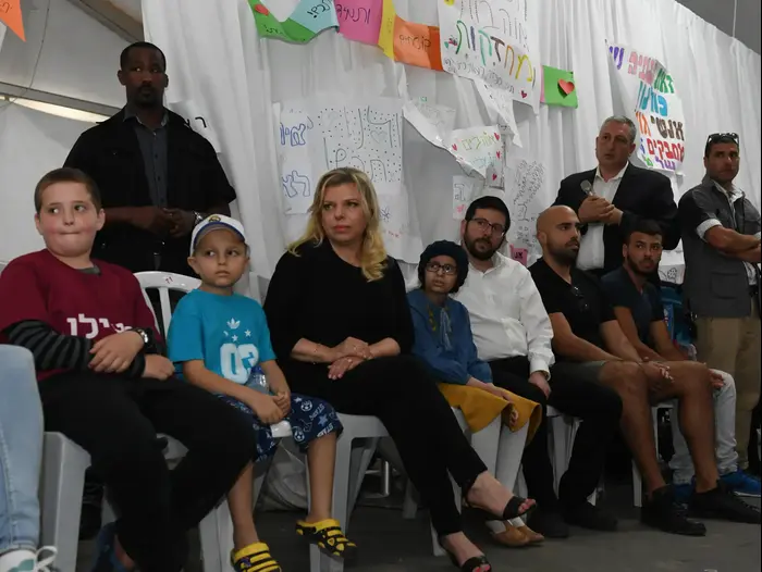 שרה נתניהו מבקרת באוהל שדה של ילדי חולי סרטן בגן סאקר, ירושלים 19 ביוני 2017 (לשכת העיתונות הממשלתית , חיים צח)