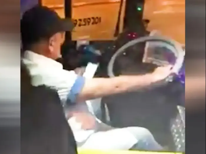 בזמן נסיעה - נהג אוטובוס של "דן" תועד מסמס במשך דקות ארוכות (מערכת וואלה! NEWS) בזמן נסיעה - נהג אוטובוס של "דן" תועד מסמס במשך דקות ארוכות (מערכת וואלה! NEWS)