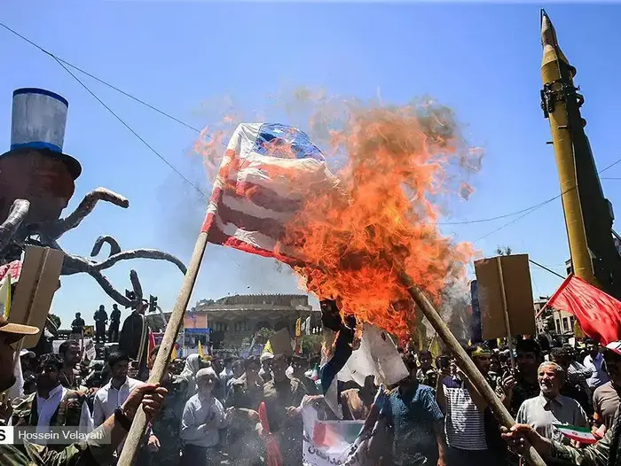 מפגינים באיראן שורפים דגלי ישראל וארצות הברית (מערכת וואלה! NEWS) מפגינים באיראן שורפים דגלי ישראל וארצות הברית (מערכת וואלה! NEWS)
