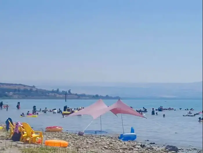 נופשים בחוף חוקוק צפון שבכנרת, 24 ביוני 2017 (אתר רשמי , רשות הכנרת) נופשים בחוף חוקוק צפון שבכנרת, 24 ביוני 2017 (אתר רשמי , רשות הכנרת)