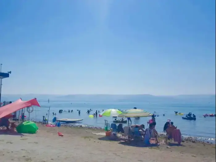 נופשים בחוף חוקוק צפון שבכנרת, 24 ביוני 2017 (אתר רשמי , רשות הכנרת) נופשים בחוף חוקוק צפון שבכנרת, 24 ביוני 2017 (אתר רשמי , רשות הכנרת)
