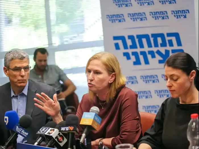 ציפי לבני ומירב מיכאלי בפתח ישיבת המחנה הציוני 26 ביוני 2017 (נועם אשל)