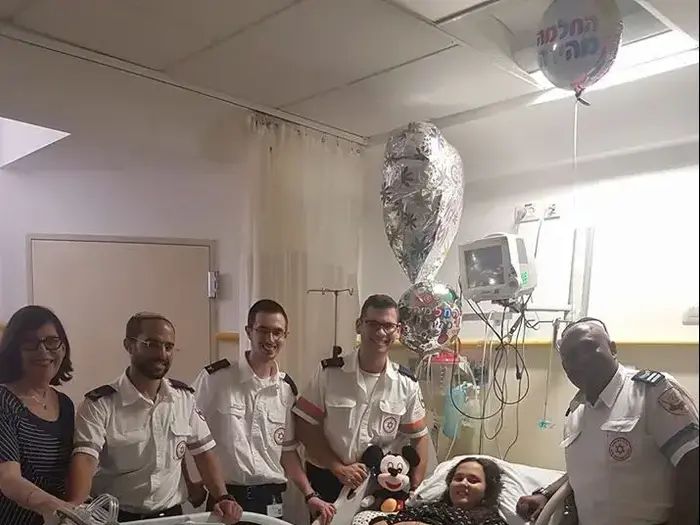 עמית סוויסה הובאה למסיבת הסיום באמבולנס המשאלות (באדיבות המצולמים) עמית סוויסה הובאה למסיבת הסיום באמבולנס המשאלות (באדיבות המצולמים)