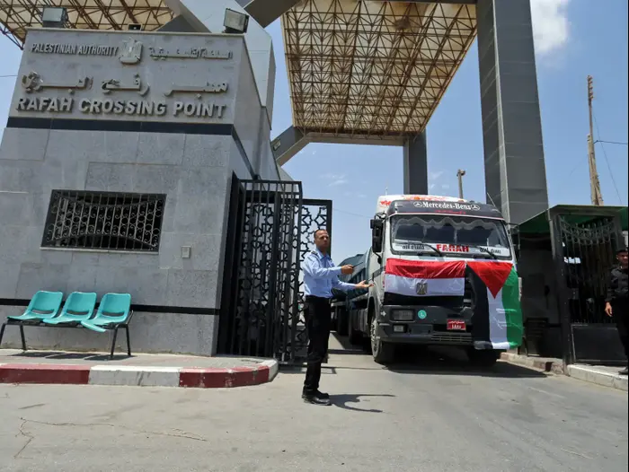 העברת מכליות דלק ממצרים לעזה, מעבר רפיח, 21 ביוני 2017 (רויטרס) העברת מכליות דלק ממצרים לעזה, מעבר רפיח, 21 ביוני 2017 (רויטרס)