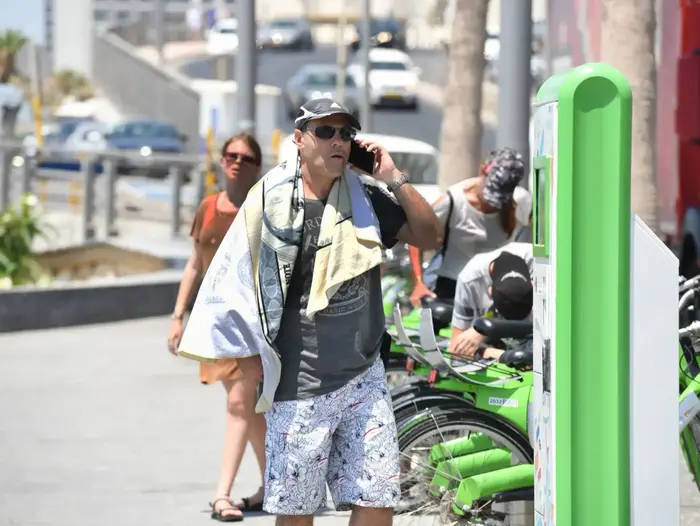תל אביבים מצטננים במהלך השרב בים, 3 ביולי 2017 (ראובן קסטרו) תל אביבים מצטננים במהלך השרב בים, 3 ביולי 2017 (ראובן קסטרו)