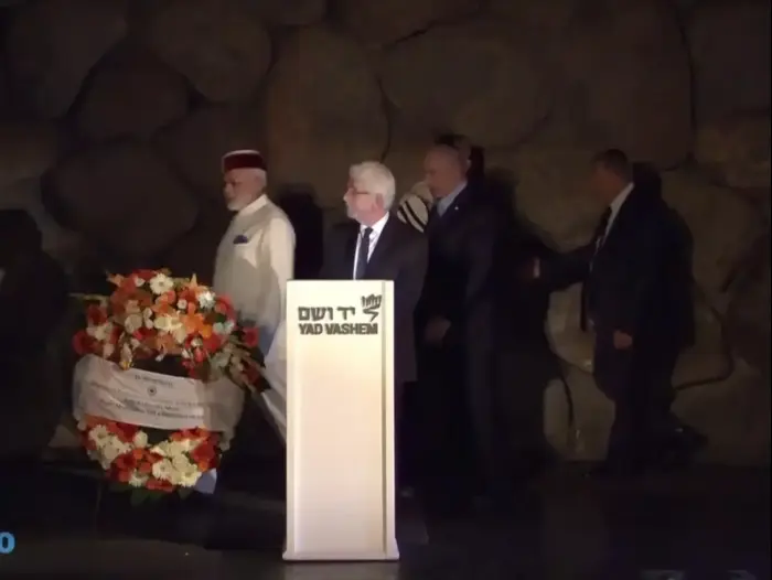 בנימין נתניהו ונרנדה מודי בסיור ביד ושם 4 ביולי 2017 (צילום מסך) בנימין נתניהו ונרנדה מודי בסיור ביד ושם 4 ביולי 2017 (צילום מסך)