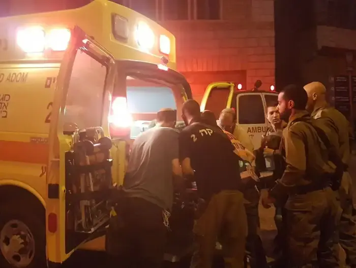 פינוי פצוע מפליטת כדור בחזה בצומת ג'ילבר מתחת לתל רומידה 4 ביולי 2017 (מערכת וואלה! NEWS , TPS) פינוי פצוע מפליטת כדור בחזה בצומת ג'ילבר מתחת לתל רומידה 4 ביולי 2017 (מערכת וואלה! NEWS , TPS)