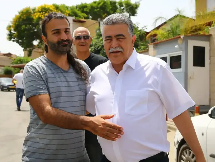 עמיר פרץ ובנו בפתח ביתו בשדרות הבוקר לאחר התבוסה בפריימריז 11 ביולי 2017 (לירון מולדובן , לירון מולדובן) עמיר פרץ ובנו בפתח ביתו בשדרות הבוקר לאחר התבוסה בפריימריז 11 ביולי 2017 (לירון מולדובן , לירון מולדובן)