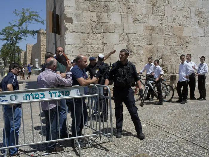 מתפללים מוסלמים בפאתי העיר העתיקה בירושלים, 14 ביולי 2017 (AP , אי-פי) מתפללים מוסלמים בפאתי העיר העתיקה בירושלים, 14 ביולי 2017 (AP , אי-פי)
