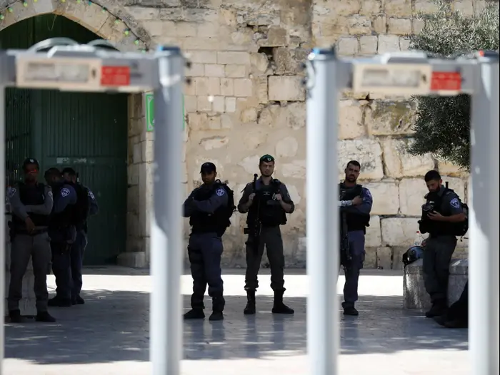 הצבת מגנומטרים בירושלים לאחר בפיגוע ביום שישי האחרון 16 ביולי 2017 (רויטרס) הצבת מגנומטרים בירושלים לאחר בפיגוע ביום שישי האחרון 16 ביולי 2017 (רויטרס)
