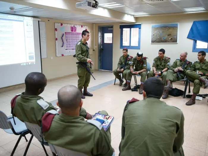 בסיס האימונים של חטיבת הצנחנים, שנמצא ליד קיבוץ שומריה שבגב יוני 2017 (מערכת וואלה! NEWS , לירון מולדובן) בסיס האימונים של חטיבת הצנחנים, שנמצא ליד קיבוץ שומריה שבגב יוני 2017 (מערכת וואלה! NEWS , לירון מולדובן)
