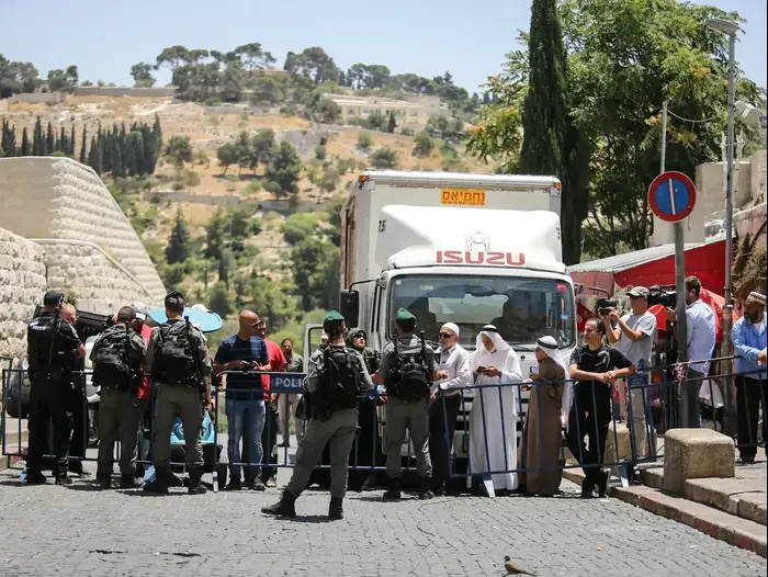 מתפללים מוסלמים ממתינים להכנס להר הבית לתפילה 16 ביולי 2017 (מערכת וואלה! NEWS , נועם מושקוביץ) מתפללים מוסלמים ממתינים להכנס להר הבית לתפילה 16 ביולי 2017 (מערכת וואלה! NEWS , נועם מושקוביץ)