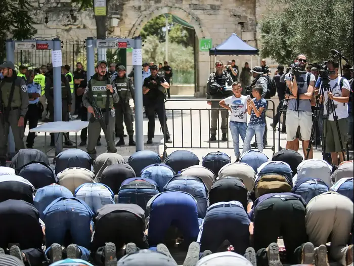 ראשי הווקף קראו למתפללים שהגיעו למתחם שלא להיכנס לאחר שמגנומטרים הוצבו בכניסות (מערכת וואלה! NEWS , נועם מושקוביץ) ראשי הווקף קראו למתפללים שהגיעו למתחם שלא להיכנס לאחר שמגנומטרים הוצבו בכניסות (מערכת וואלה! NEWS , נועם מושקוביץ)