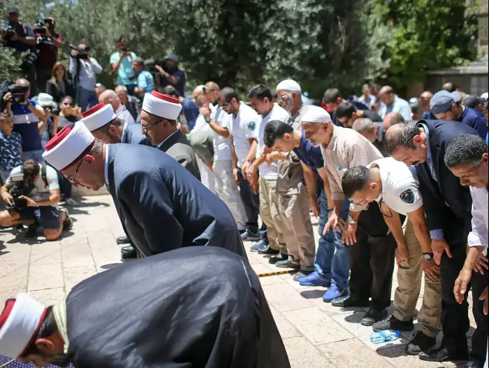 ראשי הווקף קראו למתפללים שהגיעו למתחם שלא להיכנס לאחר שמגנומטרים הוצבו בכניסות (מערכת וואלה! NEWS , נועם מושקוביץ)
