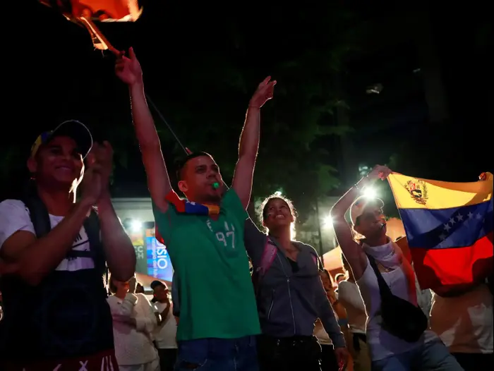 תומכי אופוזיציה לאחר פרסום תוצאות משאל העם בוונצואלה, קראקס, 17 ביולי 2017 (רויטרס) תומכי אופוזיציה לאחר פרסום תוצאות משאל העם בוונצואלה, קראקס, 17 ביולי 2017 (רויטרס)