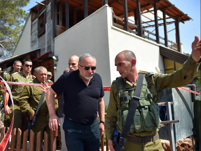 שר הביטחון אביגדור ליברמן בסיור בחלמיש, 22 ביולי 2017 (משרד הביטחון , אריאל חרמוני/משרד הביטחון) שר הביטחון אביגדור ליברמן בסיור בחלמיש, 22 ביולי 2017 (משרד הביטחון , אריאל חרמוני/משרד הביטחון)