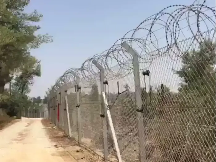גדר הישוב חלמיש 23 ביולי 2017 (צילום מסך) גדר הישוב חלמיש 23 ביולי 2017 (צילום מסך)