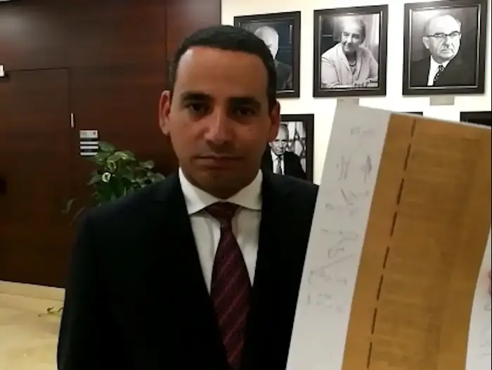 יואל חסון הסתובב בכנסת ושאל: "למה אנחנו צריכים את חוק הלאום אם יש לנו את מגילת העצמאות?" (מערכת וואלה! NEWS) יואל חסון הסתובב בכנסת ושאל: "למה אנחנו צריכים את חוק הלאום אם יש לנו את מגילת העצמאות?" (מערכת וואלה! NEWS)