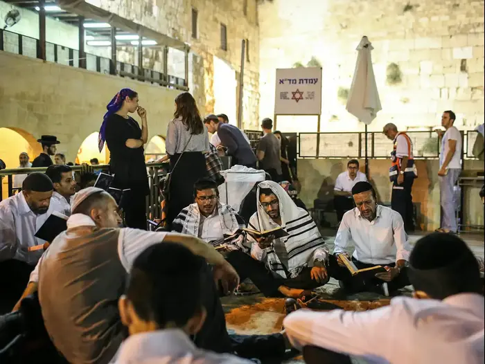 תפילה בכותל ערב תשעה באב 31 ביולי 2017 (מערכת וואלה! NEWS , נועם מושקוביץ) תפילה בכותל ערב תשעה באב 31 ביולי 2017 (מערכת וואלה! NEWS , נועם מושקוביץ)
